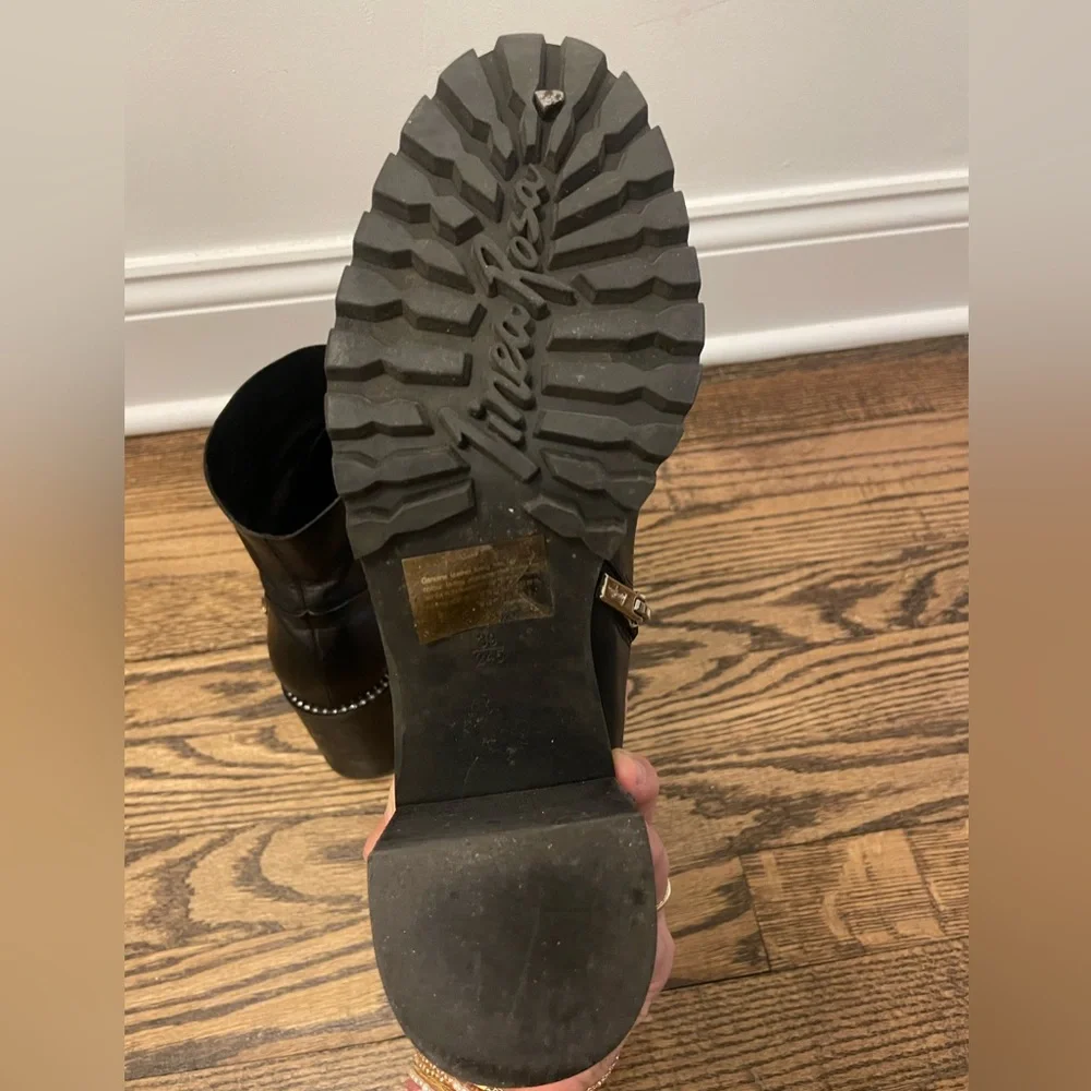 Linea Rosa Booties - Picture 7 of 7